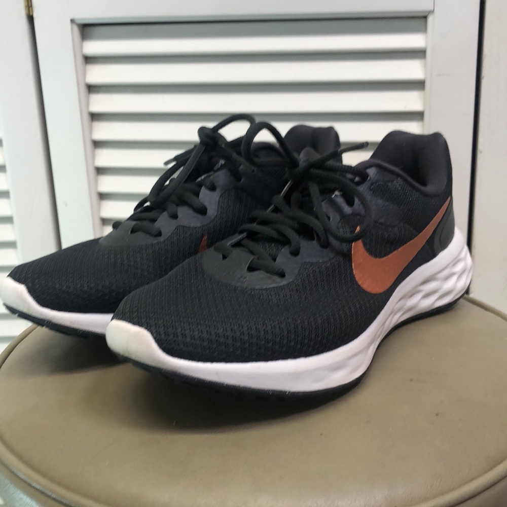 Nike Revolution 6 Women’s Running Shoes Dark Gray Metallic Copper 8.5